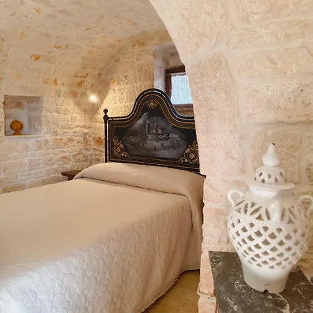 Antico Trullo Immerso Nella Campagna