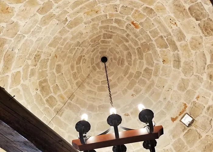 Antico Trullo Immerso Nella Campagna